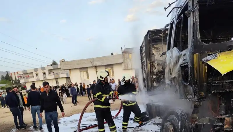 Park Halindeki İki TIR Kaza Sonrası Alev Alev Yandı, Yangının Nedenleri Araştırılıyor