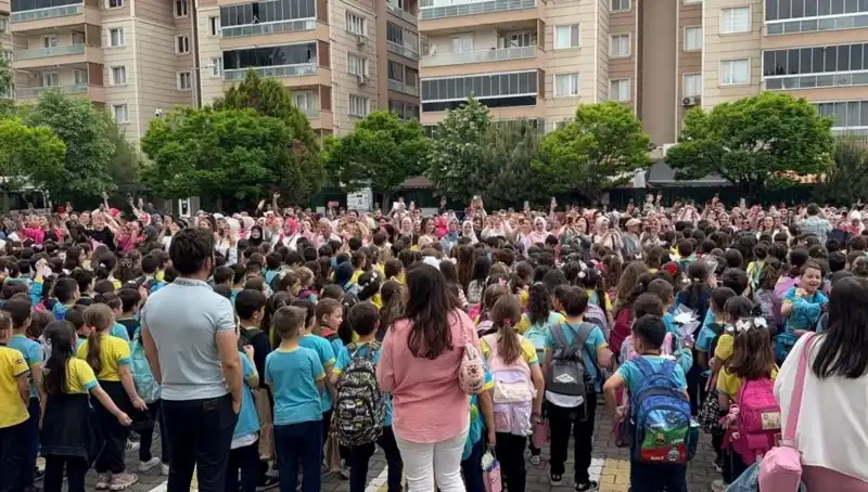Öğrencilerin Annelerine Yaptığı Anlamlı Sürpriz Gözyaşlarını Tutamadı