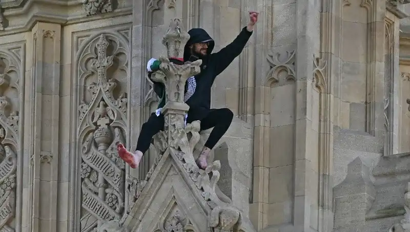 Londra'da Filistin Bayrağıyla Big Ben'e Tırmanan Protestocu Gözleri Üzerine Çekti