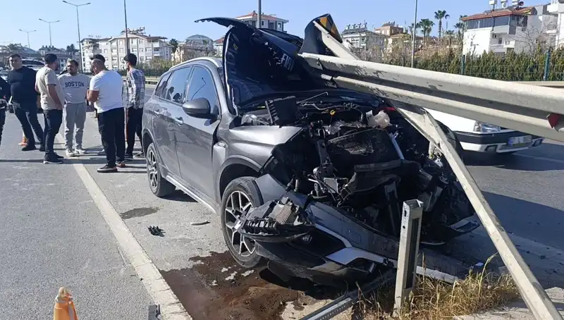 Kaza Yapmamak İçin Bariyerlere Çarparak Hayatını Kurtardı