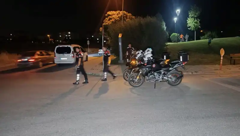 Parkta Kanlı Kavga: 14 Yaşındaki Çocuk Bıçaklandı, Ortalık Karıştı!