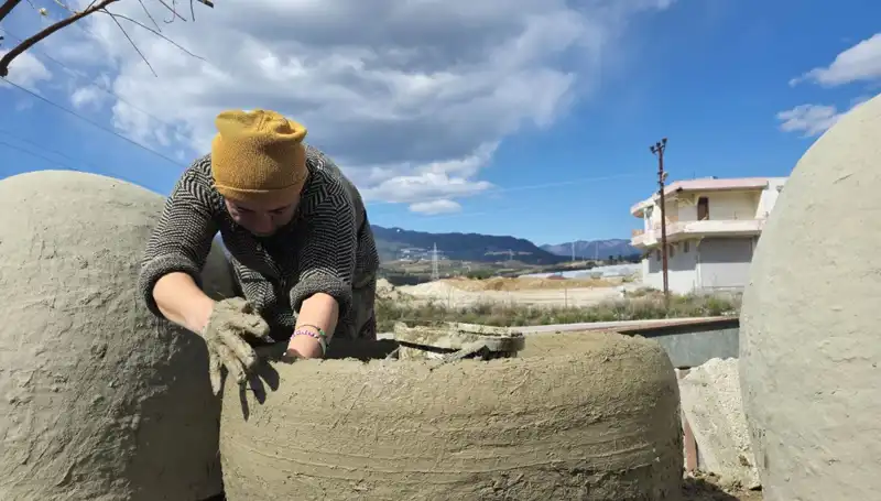 Hataylı Kadınlar Killi Topraktan Sanat Eserleri Üretiyor: Zorlu Ama Keyifli Bir Süreç