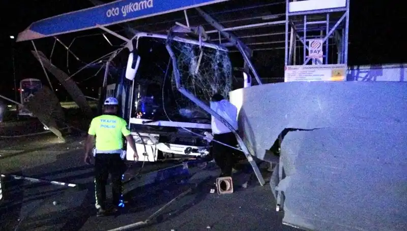 Otobüs Oto Yıkama Tesisine Daldı: 8 Kişi Yaralandı