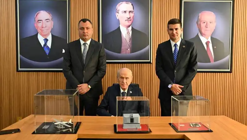 MHP Lideri Bahçeli, Ülkü Ocakları ile Bir Araya Gelerek Mesaj Verdi