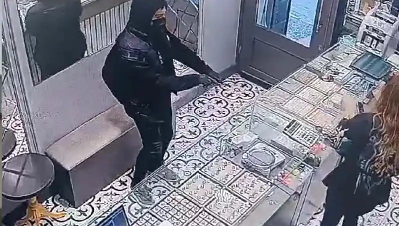 Soygun Girişimi Yarım Kaldı: Suçluların Sonu Dolaba Takıldı!