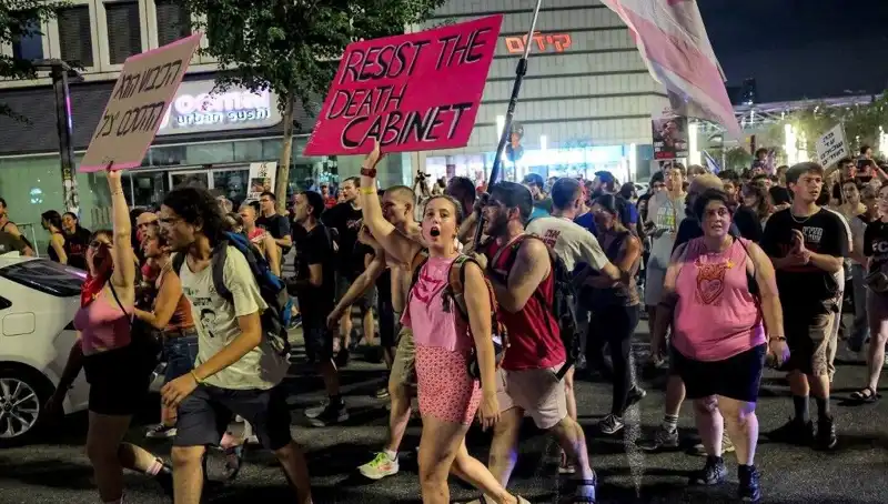 Tel Aviv’de On Binler İsyan Etti: Netanyahu’ya Karşı Büyük Protesto