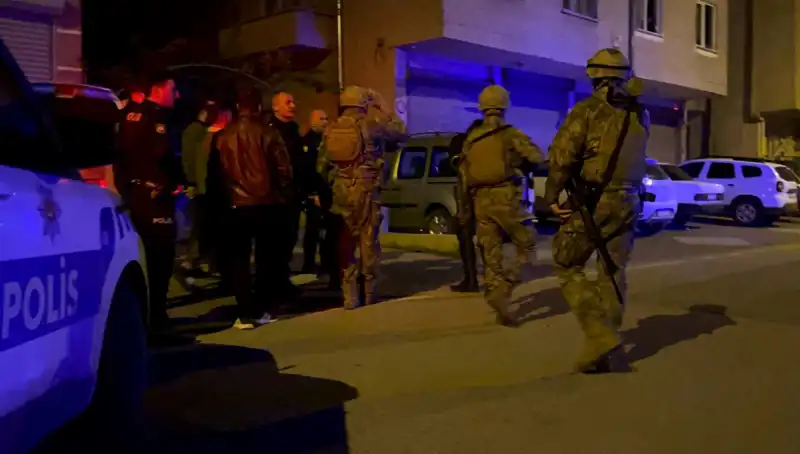 Balkondan Tüfekle Ateş Açan Şahıs, Polisi Sıkıntıya Soktu