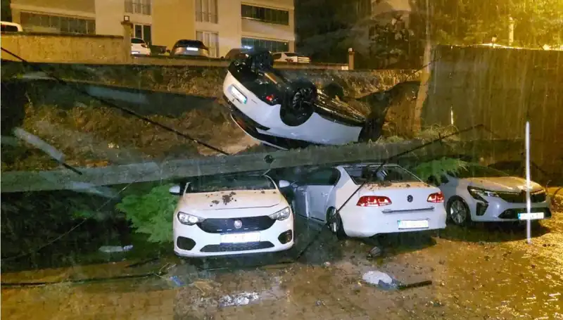 İnşaat Kazası: Duvar Çöktü, 4 Araç Tamamen Kullanılamaz Hale Geldi!
