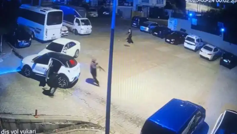 Kağıthane'deki Kalaşnikovlu Saldırı: Maskeli Kişiler Dehşet Saçtı