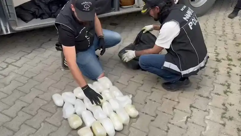 Yolcu Valizinde 13 Kilo Metamfetamin Bulundu: Uyuşturucu Ticareti Konusunda Şok Edici Detaylar