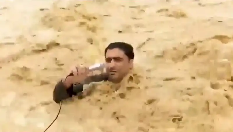 Yayın Sırasında Sel Sularına Kapılan Ana Haber Sunucusu Kurtarıldı!