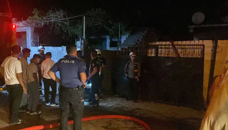 Aile Evini Yakan Genç Linçten Son Anda Kurtarıldı!