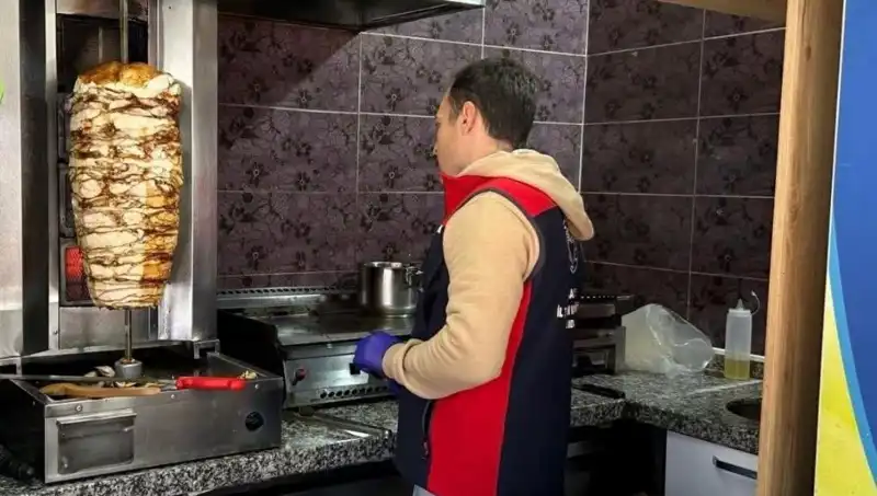 Tavuk Döner Alarmı: Yasadışı İşletmelere Sıkı Baskınlar Devam Ediyor