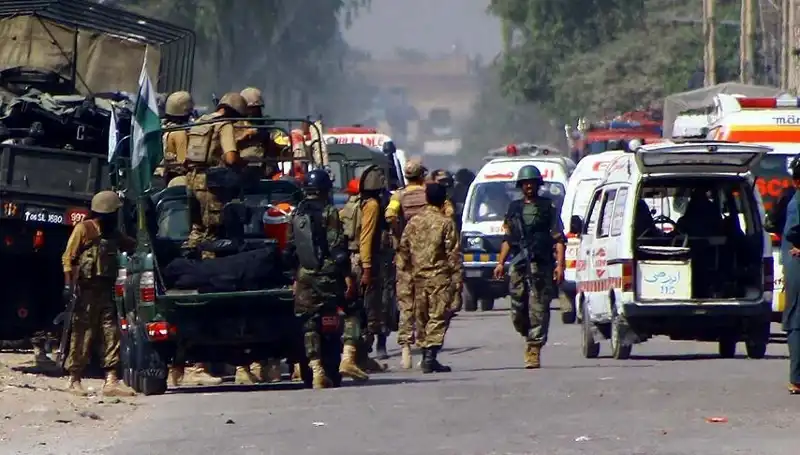 Pakistan'da Bombalı Saldırı: Güvenlik Görevlileri Hedef Alındı, 5 Şehit