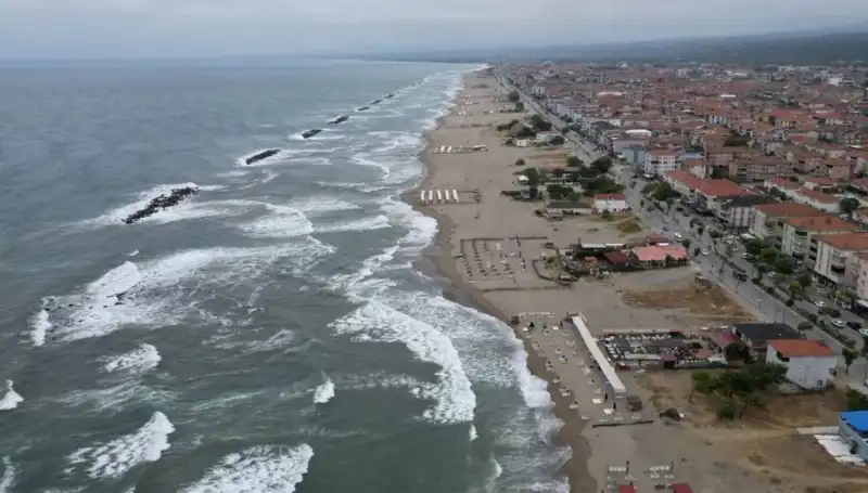 Sakarya'nın İki İlçesinde Denize Girme Yasağı: Nedenleri ve Etkileri Neler?