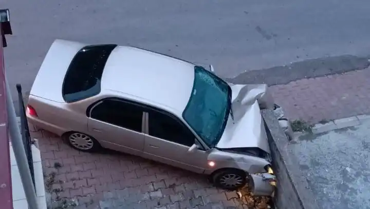 Kontrolü Kaybeden Araç Duvara Çarptı: Sürücü ve Yolcu Şans Eseri Kurtuldu