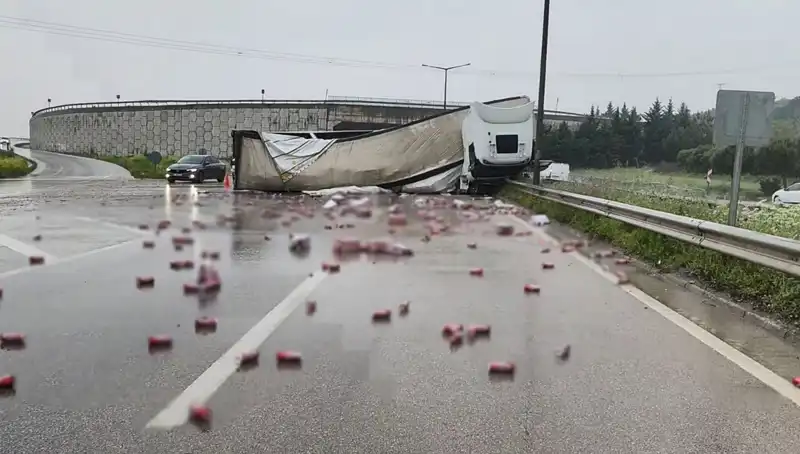 TIR Kazası Sonrası Yolda Şaşkınlık: İçkiler Sağa Sol Şaşırttı!
