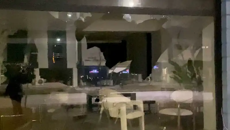 Mobilya Mağazasına Yapılan Taşlı Saldırı, Güvenlik Endişelerini Artırdı