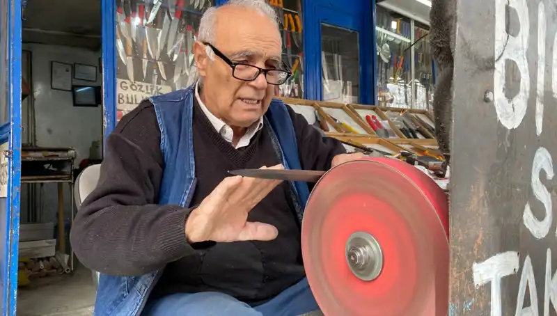 81 Yaşındaki Erhan Amca, Çalışmayı Seviyor: "Mesleğim Artık Keyif İşim"