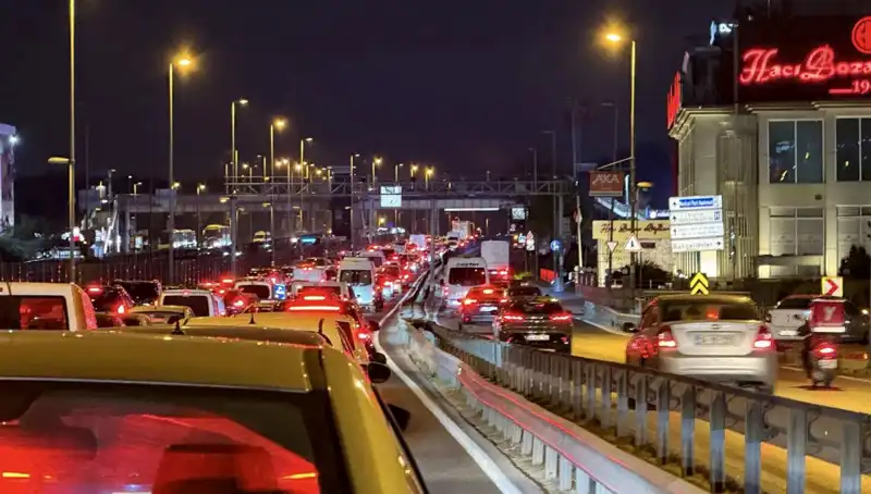 Yenibosna’da Metrobüs Yaya Üst Geçidi İçin Çalışmalar Başladı