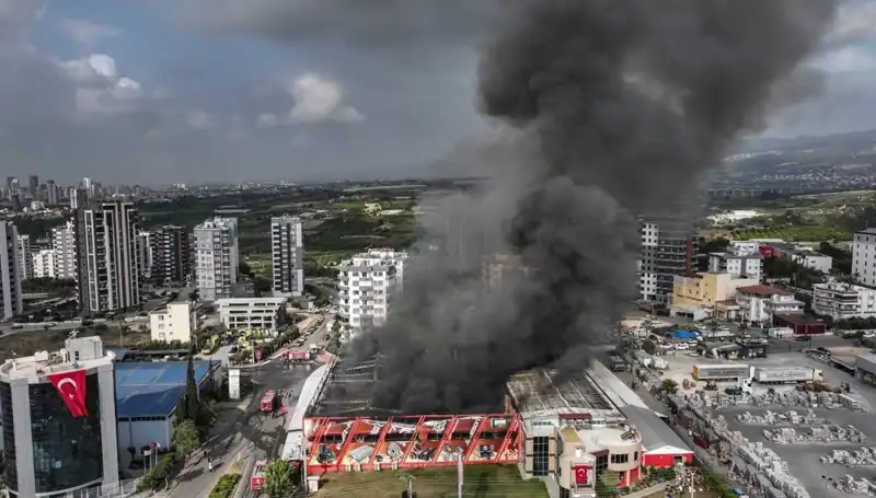 Mersin'deki Fabrika Yangını: Ekiplere TOMA Desteğiyle Müdahele Başladı