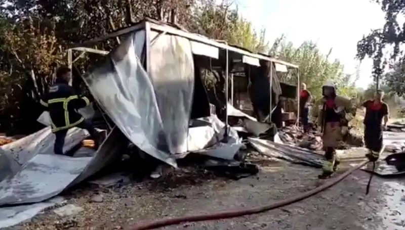 Hatay'da Yangın Dehşeti: Konteynerler Alev Alev Yandı, Kullanılamaz Hale Geldi!