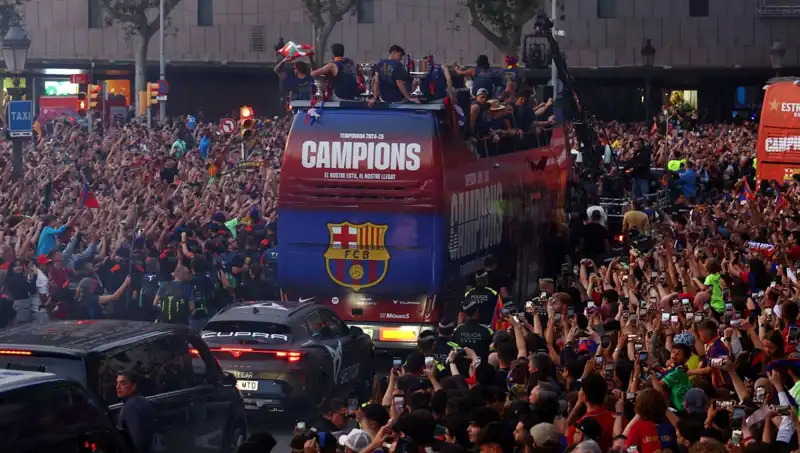 Barcelona Futbolcuları, Taraftarlarıyla Unutulmaz Bir Gün Geçirdi