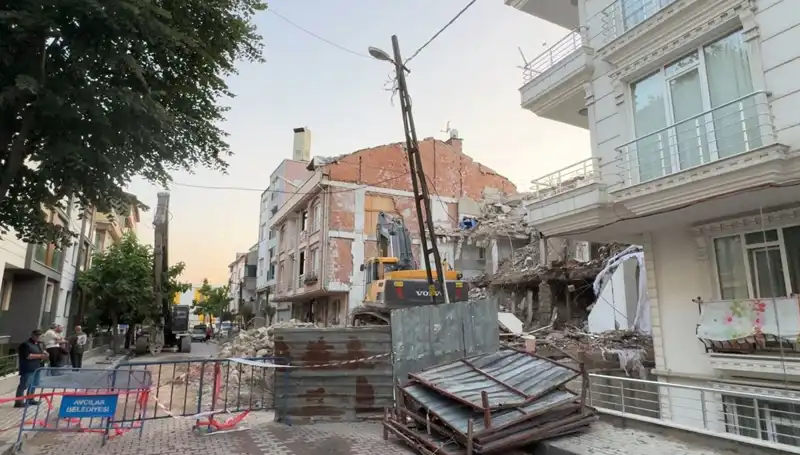 İki Sokak Karşı Karanlıkta Kaldı: Yıkım Sırasında Elektrik Kablosu Koptu
