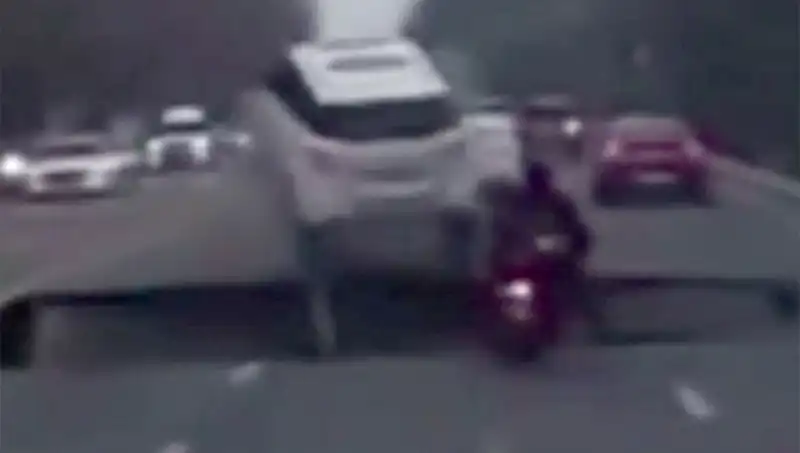 Güney Kore Otoyolunda Oluşan Dev Çukur Motosikleti Yuttu, Kazada Şok Detaylar!