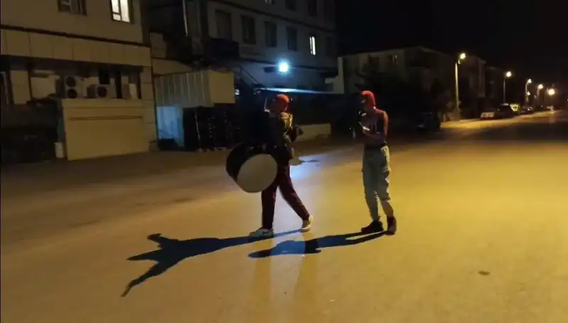 Erzincan Sokaklarında Sahur Coşkusu: "Örümcek Adamlar" Müzik Ziyafetiyle Neşelendirdi