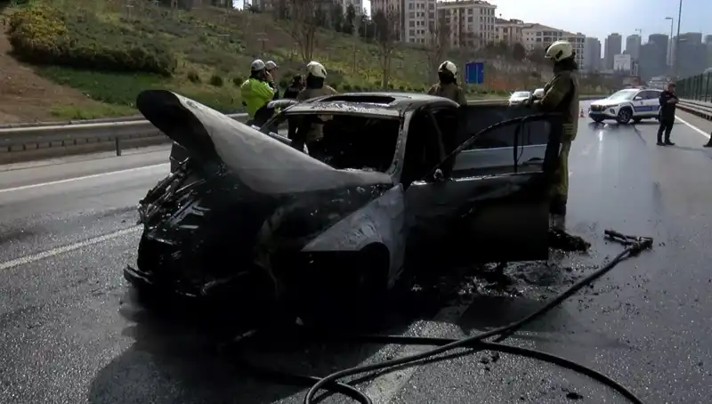 Alev Alev Yanan Otomobil Gözler Önünde Küle Döndü