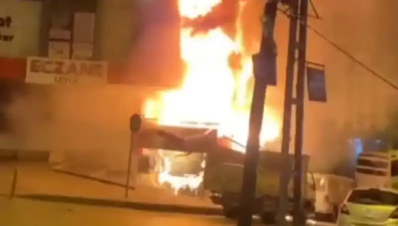 Başakşehir’de İş Merkezinde Yangın: Göz Altında Korku Dolu Anlar
