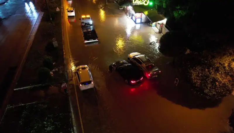 Adana’da Sağanak Yağış Yaşamı Felç Etti: Cadde ve Yollar Sular Altında