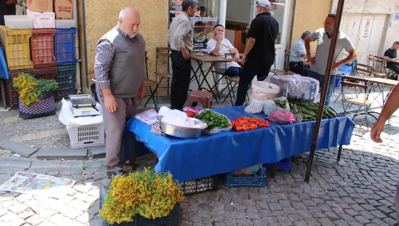 Dağlarda Kendiliğinden Yetişen Şifalı Bitki, Pazarda Şaşırtan Fiyatlarla Satışta