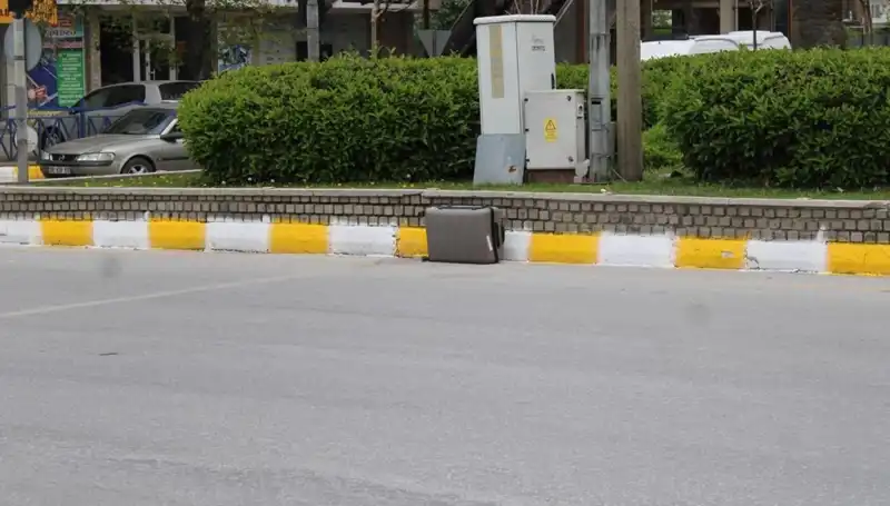 Minibüsten Düşen Valiz, Şehirde Panik Yarattı: Polis Ekipleri Seferber Oldu