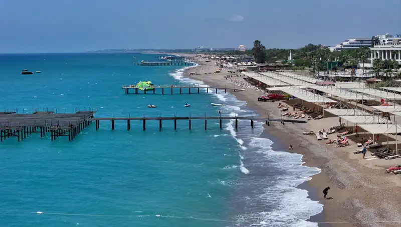 Antalya Sahillerinde Güneşli Hava Etkisiyle Turizm Hareketliliği Artıyor