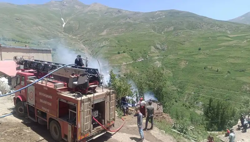 Van'da Korkunç Ev Yangını: 6 Yaşındaki Çocuk Hayatını Kaybetti