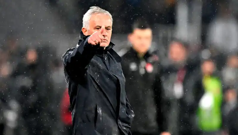 Mourinho'nun İki Yıldız İsteği: İngiltere'de Sır Dolu Görüşme