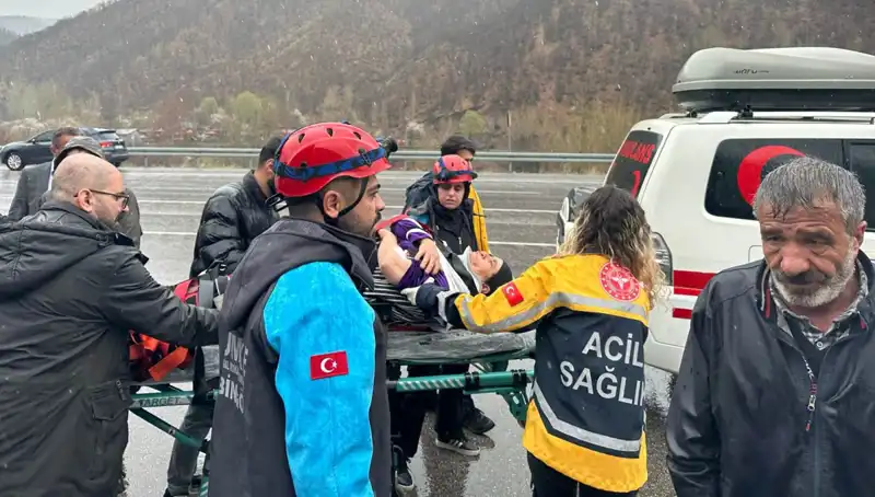 Otomobil İstinat Duvarına Çarptı: 5 Kişi Yaralandı, Detaylar Şok Edici