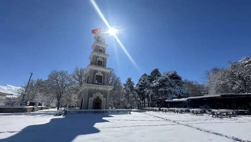Erzincan’da Nisan Ayı Şaşırtan Kar Yağışı Herkesin Dikkatini Çekti