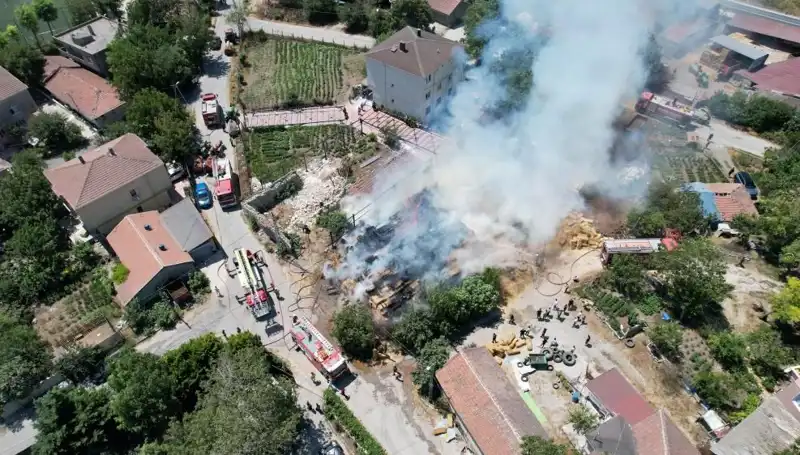 Arnavutköy'de Dehşet Verici Yangın: Saman Balyaları Alev Alev Yandı!