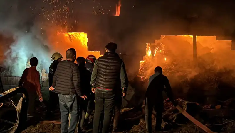 Bolu’da Çıkan Ahır Yangını, Zamanında Müdahale ile Kontrol Altına Alındı