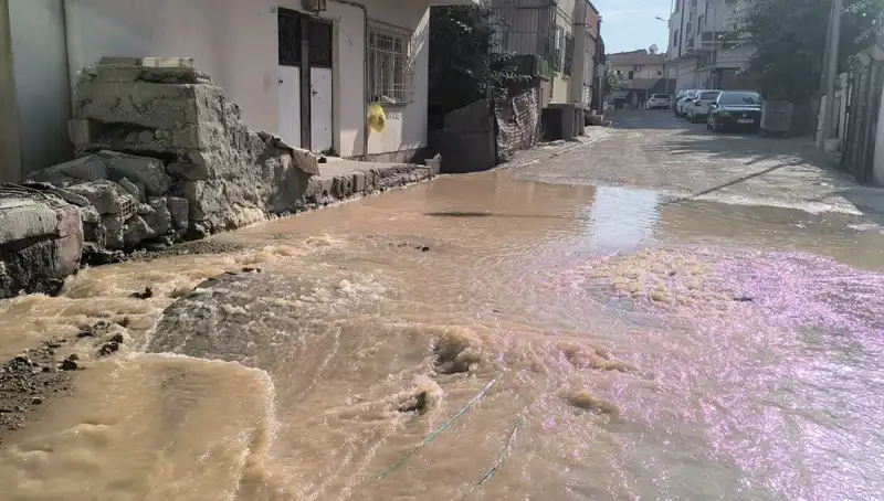 Çarşıda Su Baskını! İlçede İçme Suyu Hattı Patladı