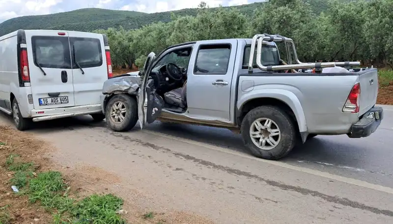 Bursa'da Korkunç Kaza: Minibüs ve Kamyonet Çarpıştı, 2 Yaralı