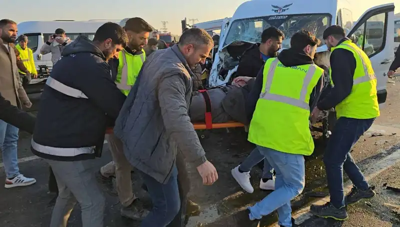 İşçi Servisleri Kafa Kafaya Çarpıştı: Olayın Ayrıntıları ve Yaralılar