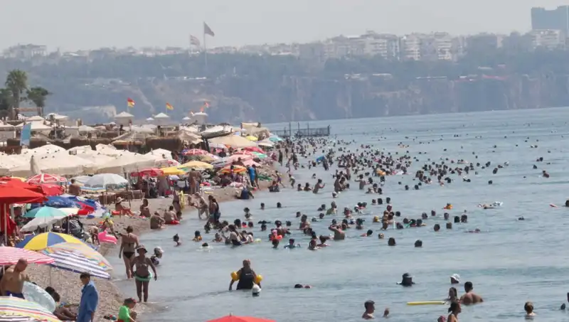 Antalya Plajlarında Sıcaklık Rekorları: Deniz de ısındı!