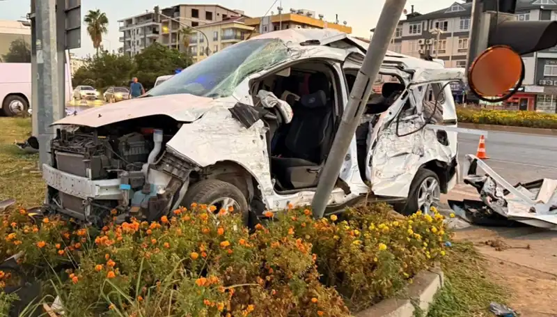 Antalya'da Midibüs ve Hafif Ticari Araç Çarpıştı: Yaralılar Hastaneye Kaldırıldı
