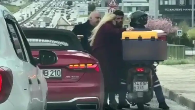 D-100'de Yaşanan Korkutucu Olay: Motokuryeye Silah Çekildi!