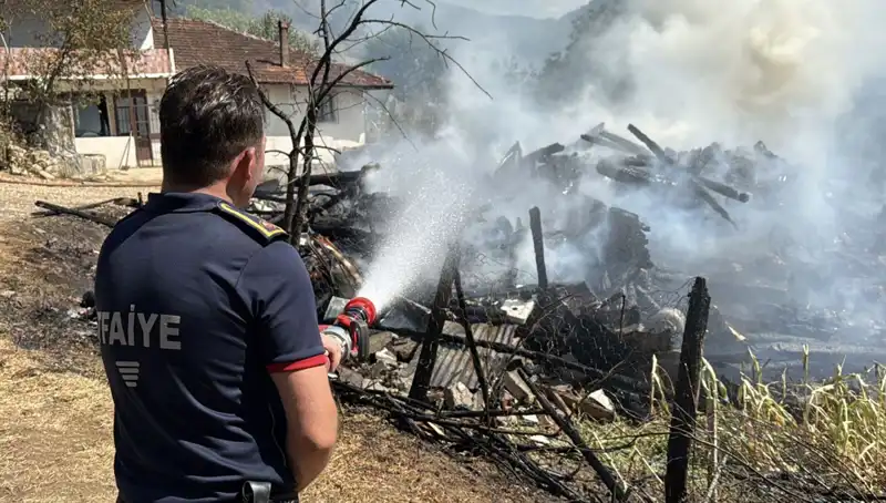 Evde Yangın, Ormanı Tehdit Etti: Ekipler Şu An Savaşıyor!