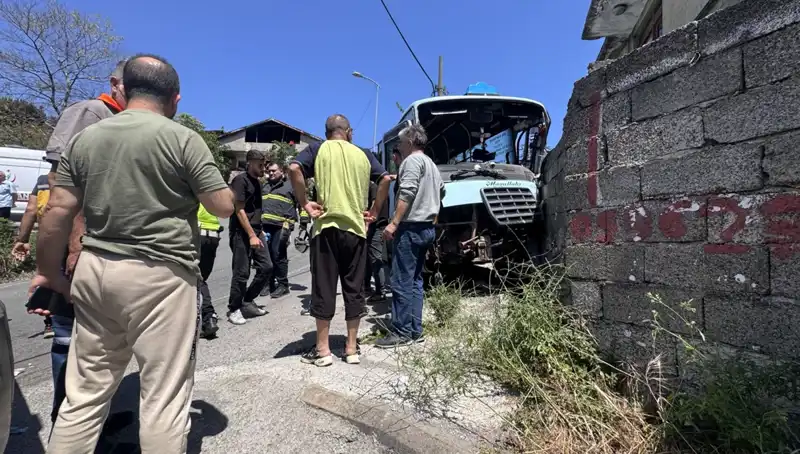 Minibüs Kazası Sonrası 14 Kişi Yaralandı: Olayın Ayrıntıları